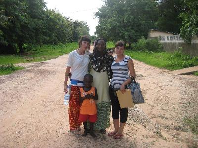 Araceli, Candela con Antoinette, alumna del curso de alfabetizacin y su hijo